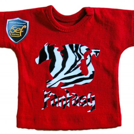 filme transfer com estampa desenhada estilo zebra aplicado em uma camiseta vermelha.