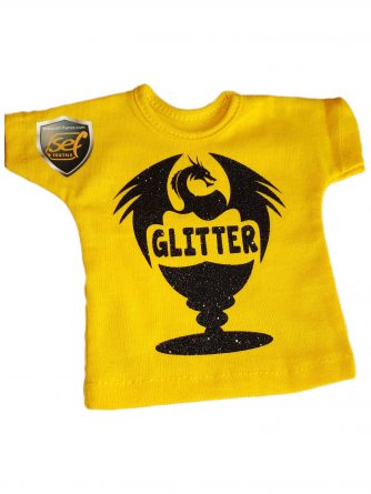 uma camiseta amarela com estampa em preto brilhoso aplicada com filme transfer de efeito glitter