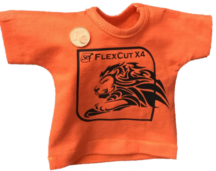camiseta naranja con aplicación de película de transfer flexcut X4 color negro por SEF. 100% poliuretano